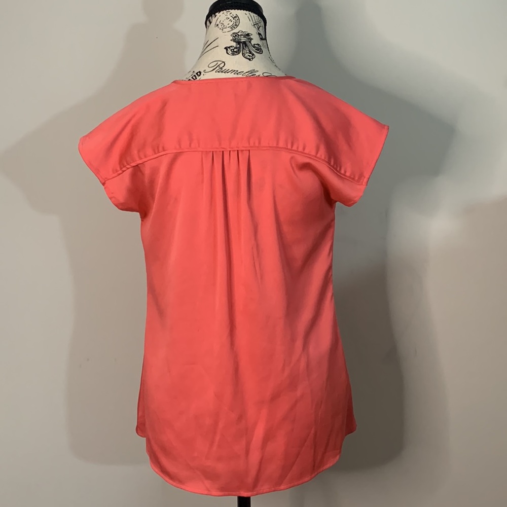 ANN TAYLOR High-low V-neck Short Sleeve Nylon Top Blouse Size: S - Picture 4 of 8